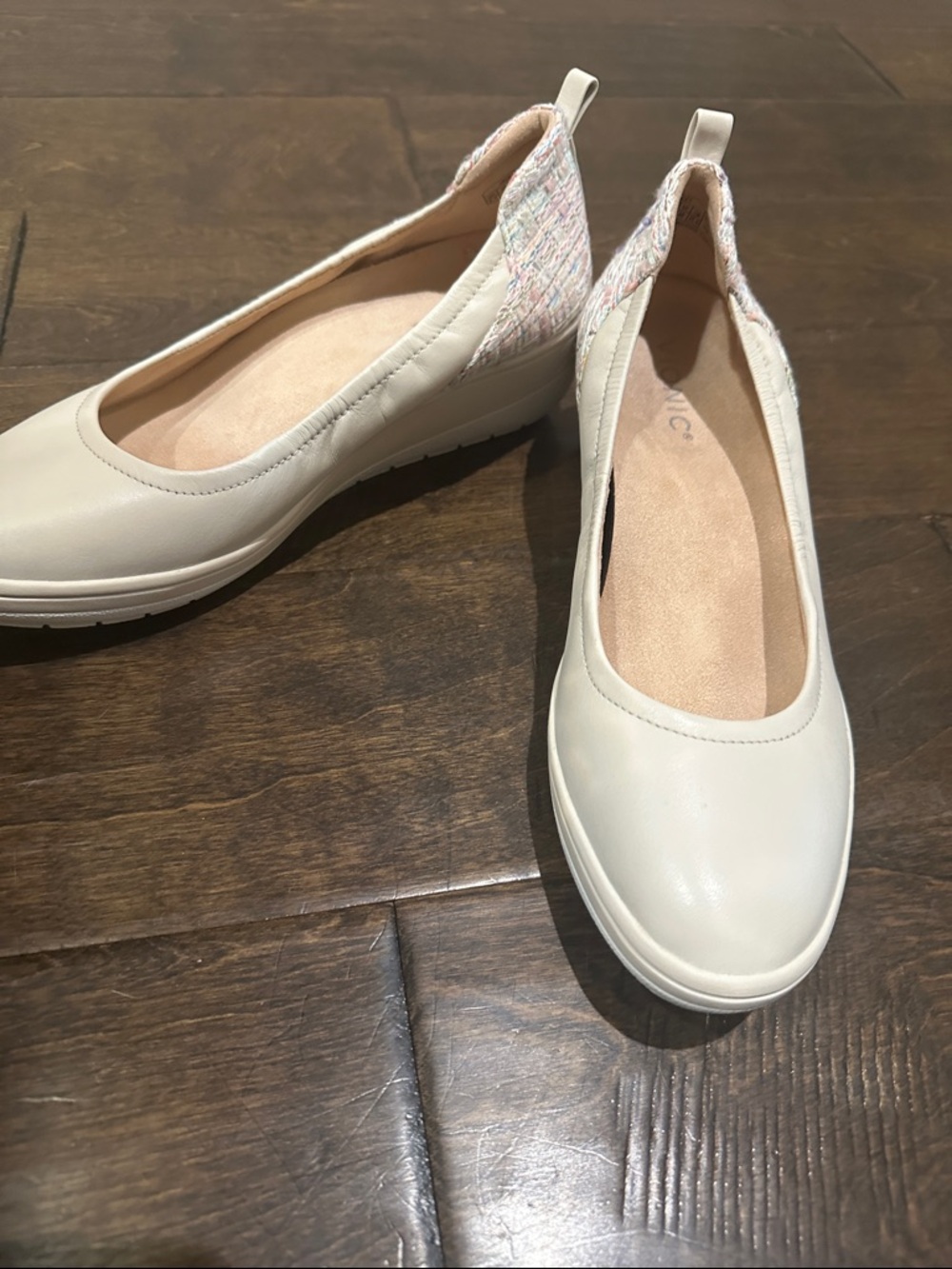 Women's Cream Leather Slip-On Ballet Flats with Textured Heel Accent vionic Jace
